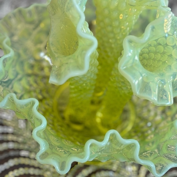 VINTAGE FENTON TOPAZ OPALESCENT VASELINE GLASS HOBNAIL EPERGNE 3 TRUMPET - Picture 5 of 12